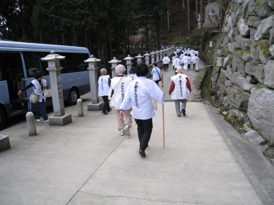 テクテクと参道を歩いて行きます、右に左に沢山の石碑があり、遠くには山々が見えました。凄く空気が綺麗でした。杉の木が沢山なので花粉症の方は要注意！