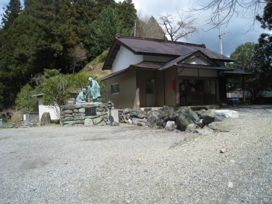 焼山寺の帰りにバスの中から激写した「杖杉庵」②