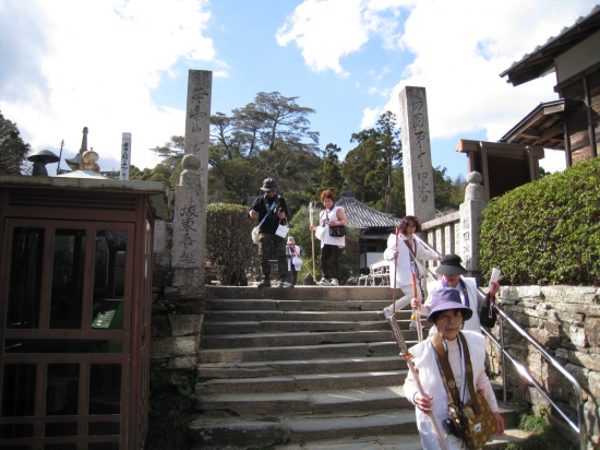 常楽寺　山門が無く、石碑が山門替わりになってるそうな…