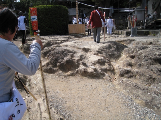 境内は歩きにくいほどの断層がある。自然の大岩盤でできた流水岩の庭園。今もなお雨風により変形し続けていると言われている。また次行った時はどうなっているだろう…