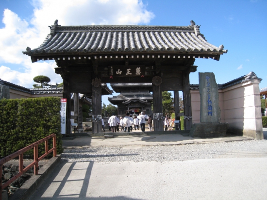 国分寺　山門、山門の横には聖武天皇勅願所の標石が大きい。