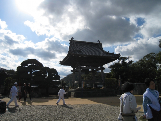 本日最後の御勤めにて影が長い…国分寺の鐘楼