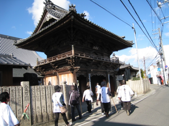 観音寺　山門　前の道幅が狭いのと住宅街にあり斜めから撮影　鐘楼門和様重曹な迫力ある作り、境内と外界との境を塀ではなく石柱で仕切っているが特徴らしい。 