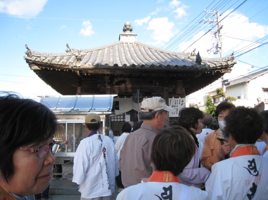 観音寺　大師堂　右には「夜泣き地蔵尊」があり子供の夜泣きを止めてくれるらしい。夜泣き封じをお願いしお泣きが治まると御利益に預かった人たちがお礼に新しい涎掛けを奉納していくのだそう。