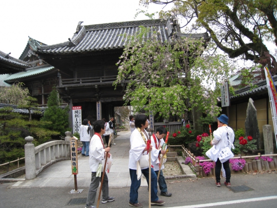 立江寺　仁王門　とにかく花が多いと感じました。