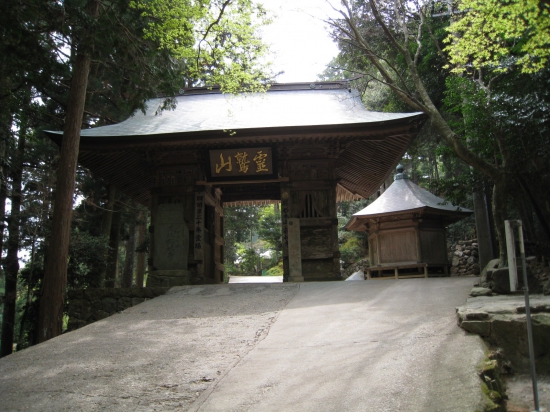 鶴林寺仁王門　山岳霊場らしく静かに佇む感じ。立派！！