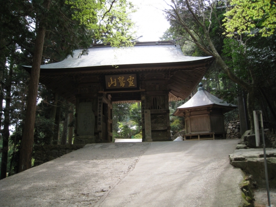 鶴林寺仁王門　山岳霊場らしく静かに佇む感じ。立派！！