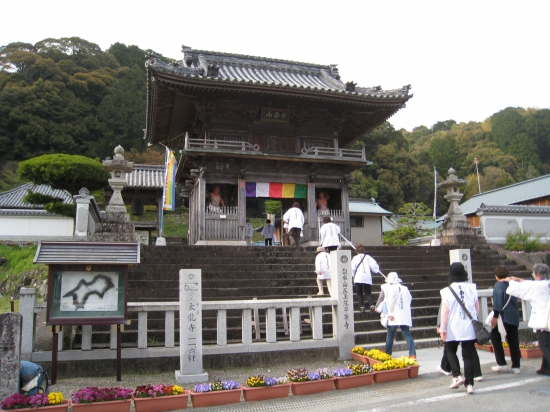 平等寺　山門　ゆっくりと歩きます