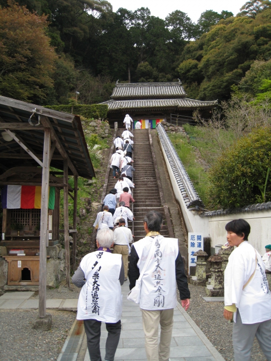 平等寺本堂に向かうツアーメンバー（きちんと一列）　　階段の左側に御加持水「弘法の水」がありました。少しだけ頂きお持ち帰りしました。