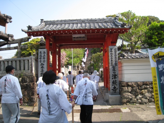 津照寺　仁王門奥は本堂までの階段