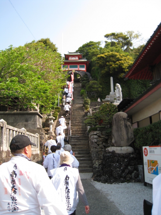 津照寺の階段、途中の竜宮城のような建物の中に鐘楼がありました。