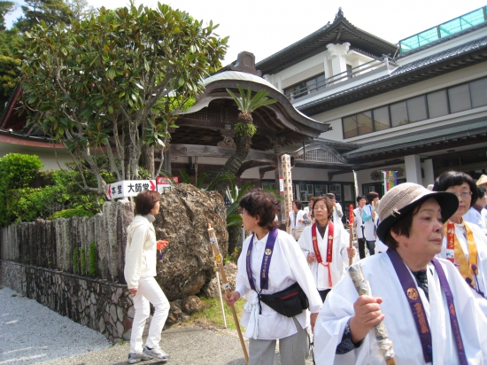 津照寺大師堂　大師堂は仁王門から直ぐです。