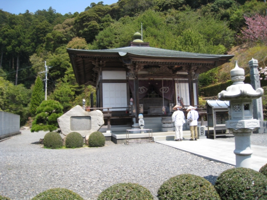 神峰寺　本堂から庭園を横切り、その先に大師堂です。
