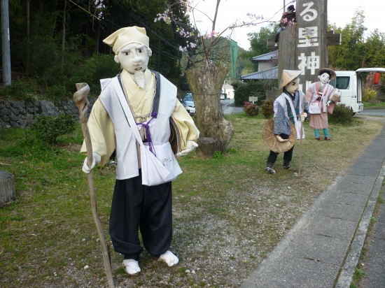 ご隠居の後（隠れている）に格さん（助さん？）が歩いています。（写真の角度が悪くてゴメンなさい。）