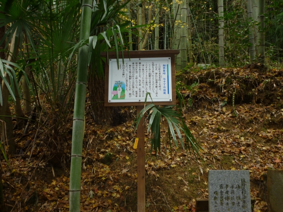 峠の休憩所過ぎると、あと七十丁の石柱があります。