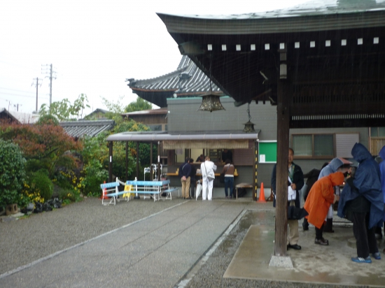 宝寿寺です。納経所のうしろが（ずっと立入禁止になっていた）本堂です。