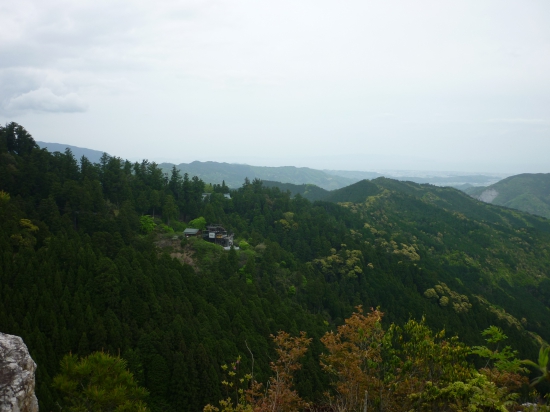 曇天でした。ロープウエイ山頂駅が小さく見えます。最後まで見ていただき、ありがとうございました。