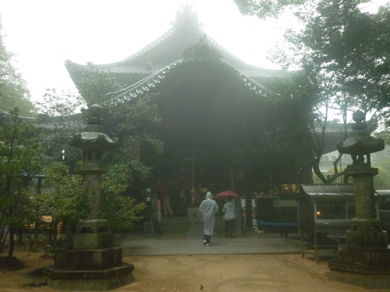 雨の仙遊寺、ちょっと霞んでいました。まさに、仙遊の感がありました。