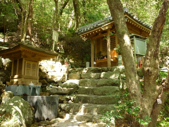 奥の院（爪彫薬師）と大師加持水