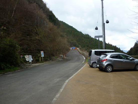 県道が延びています。駐車場も整地されています。