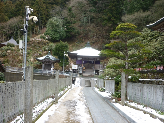 本堂から見た大師堂