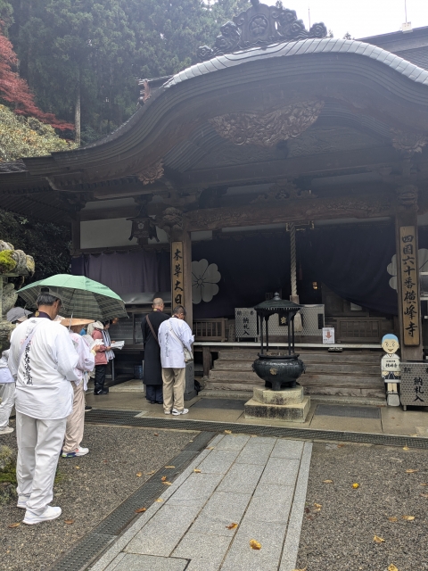 「たて横に峰や山辺に寺たてて　あまねく人を救ふものかな」と詠唱される同乗させていただいた団体さん