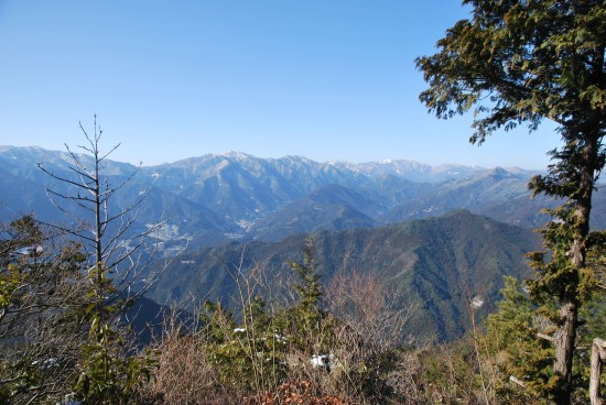 雪を頂く阿波の山並み