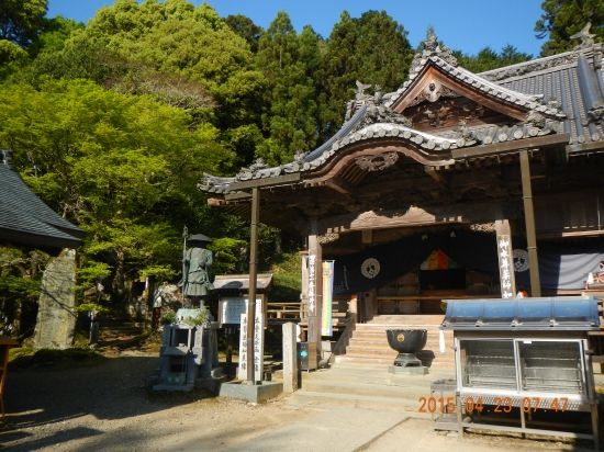 藤井寺本堂の左が焼山寺への登山口