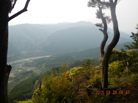 向こうの山の右に太龍寺がある