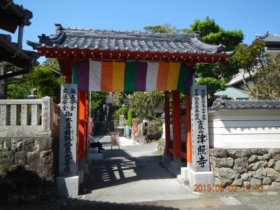 津照寺に到着  仁王門は石段の途中にある