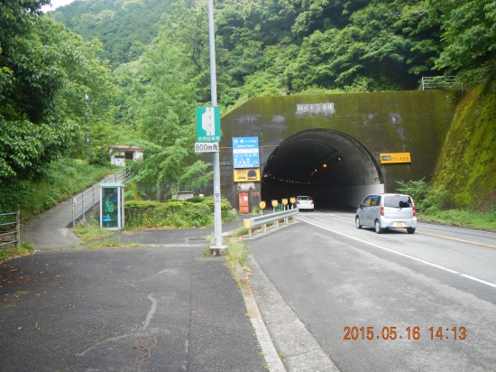 電話ボックス横が遍路道入口