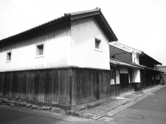 明石寺下の古い町並みをモノクロで♪