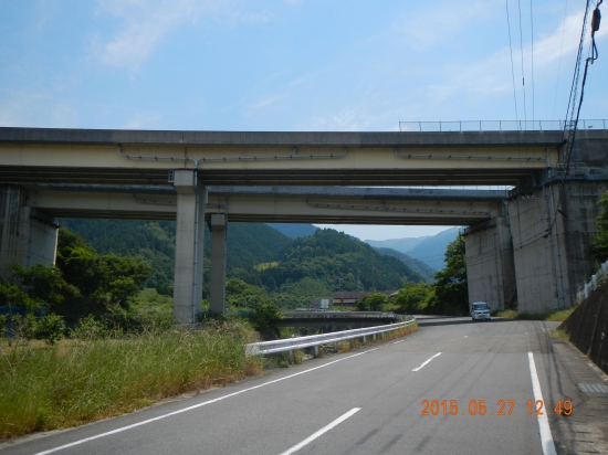 横峰寺へ 高速道路下から向かう