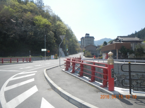 赤色の落合橋の先に樺川荘本館が見える