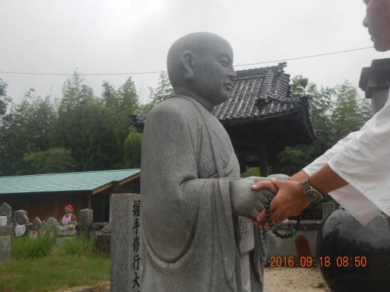 ５９番国分寺で 弘法大師と握手