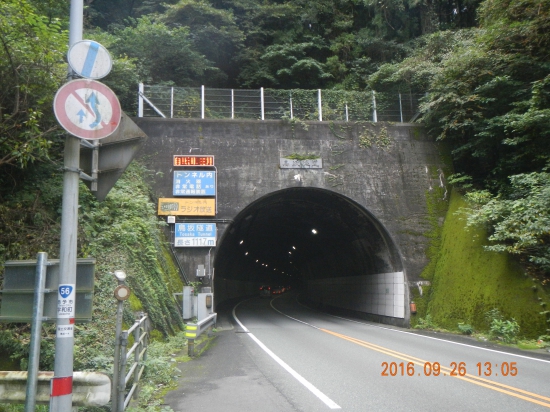 鳥坂トンネルを抜け(歩道無し)