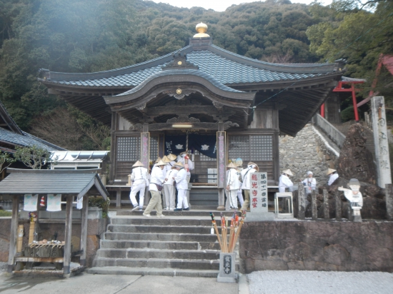 龍光寺本堂にて