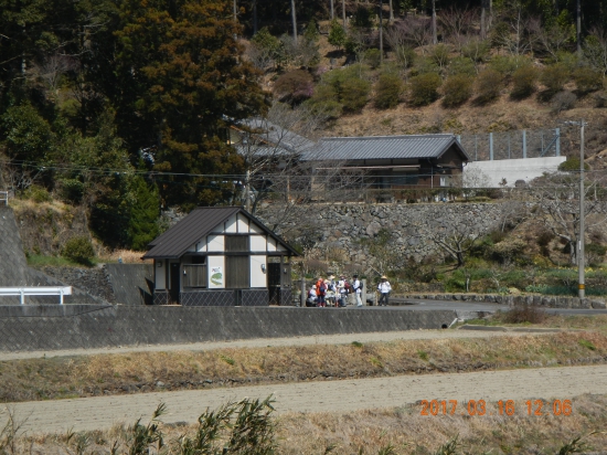 松尾峠手前で休憩している遍路さん達