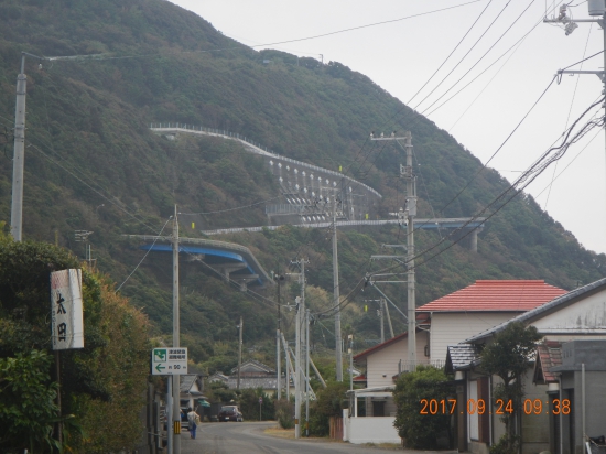 山の中腹に見える坂(スカイライン)を上る♪