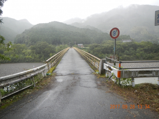 水井橋   右の山頂に鶴林寺が有る。