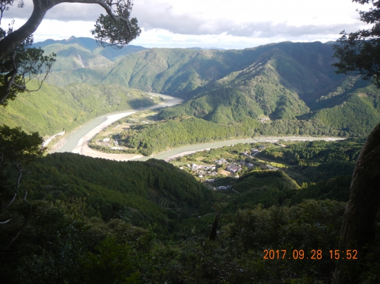 下山途中  下に那賀川が見える。