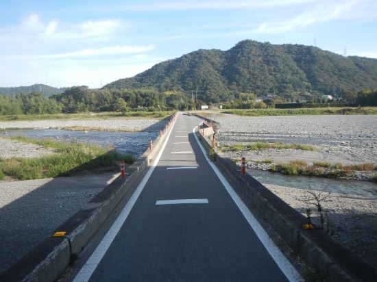 潜水橋(梁田橋)を渡る