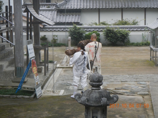 大日寺大師堂前で法螺貝を吹く二人(修験者？)