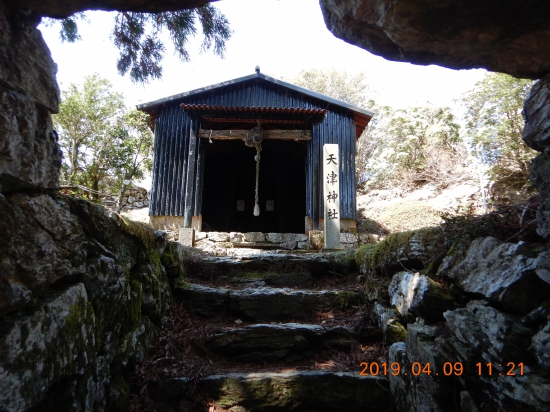 中津峰山 山頂の天津神社