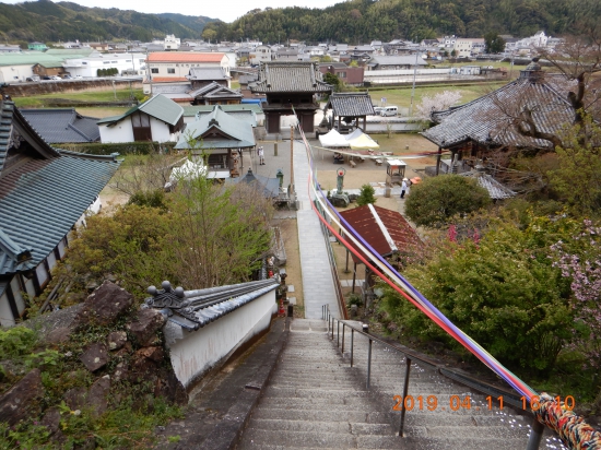 本堂から仁王門を見る