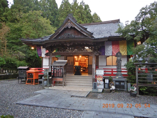 朝６時前の岩本寺本堂