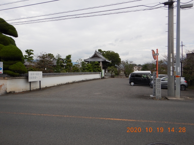 西林寺を右に見て通り過ぎる