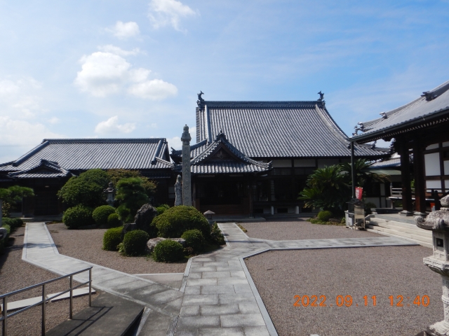 三福寺の境内