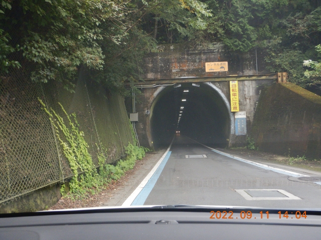 対向車が来るので停車中（やはり歩きは無理だ！！）