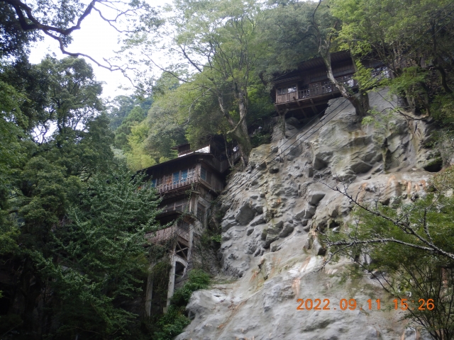 崖の上に仙龍寺が有る